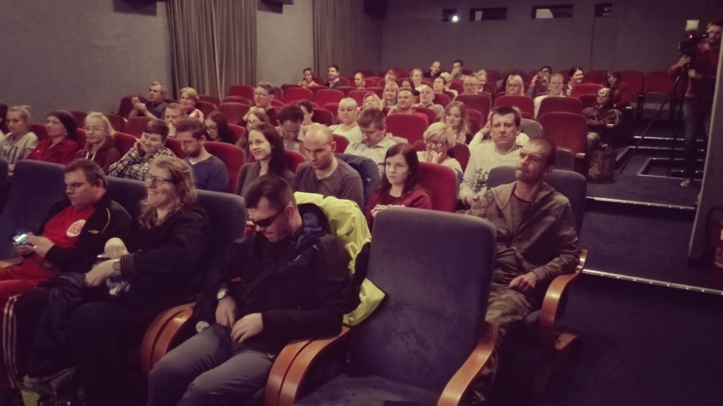 Sala niebieska w Kinie Pod Baranami pełna widzów oczekujących na film.