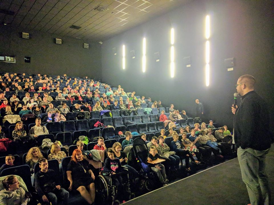 Pełna widzów sala kinowa