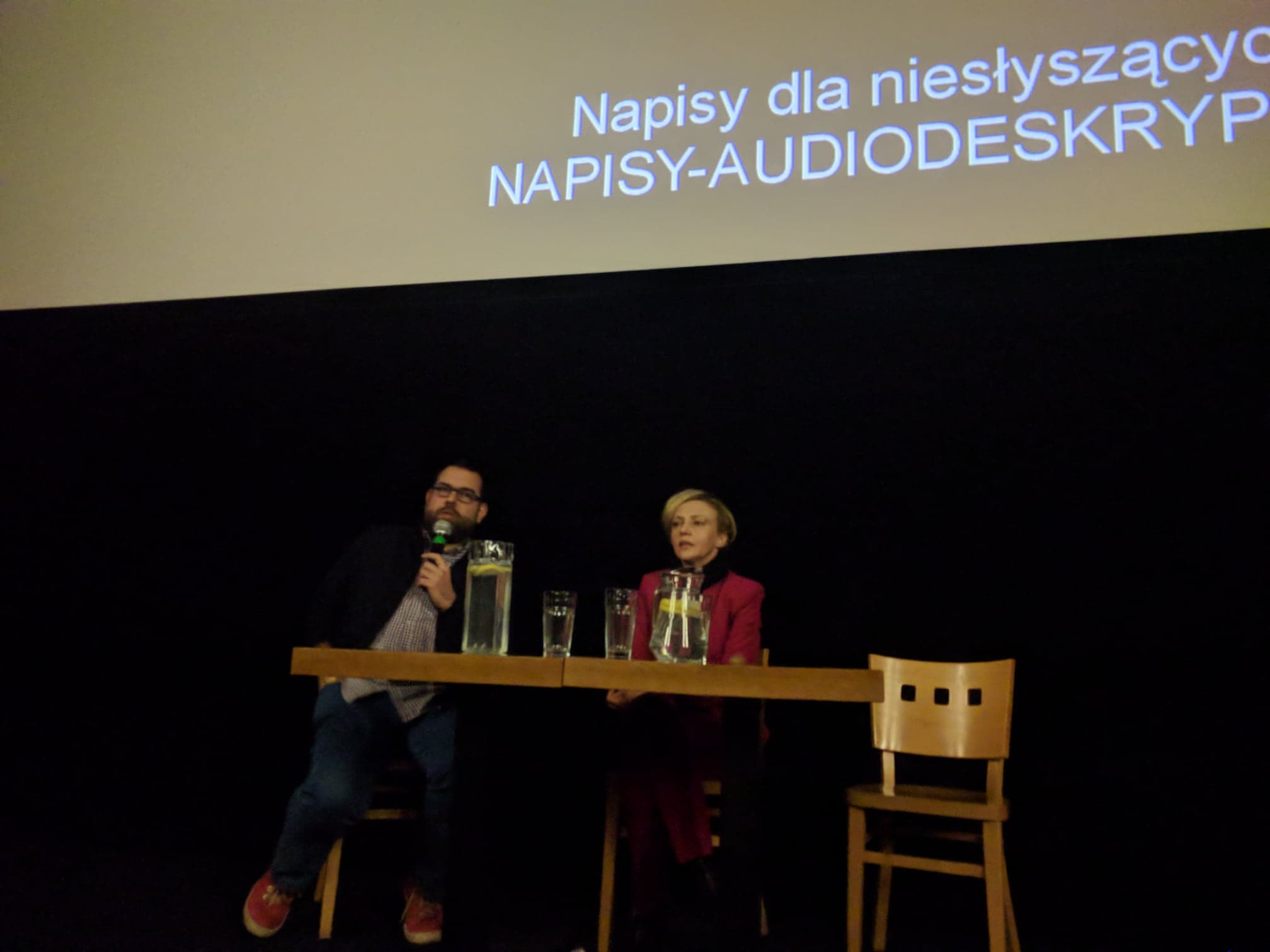 Maciej Gil prowadzi dyskusję z aktorką Barbarą Kurzaj.