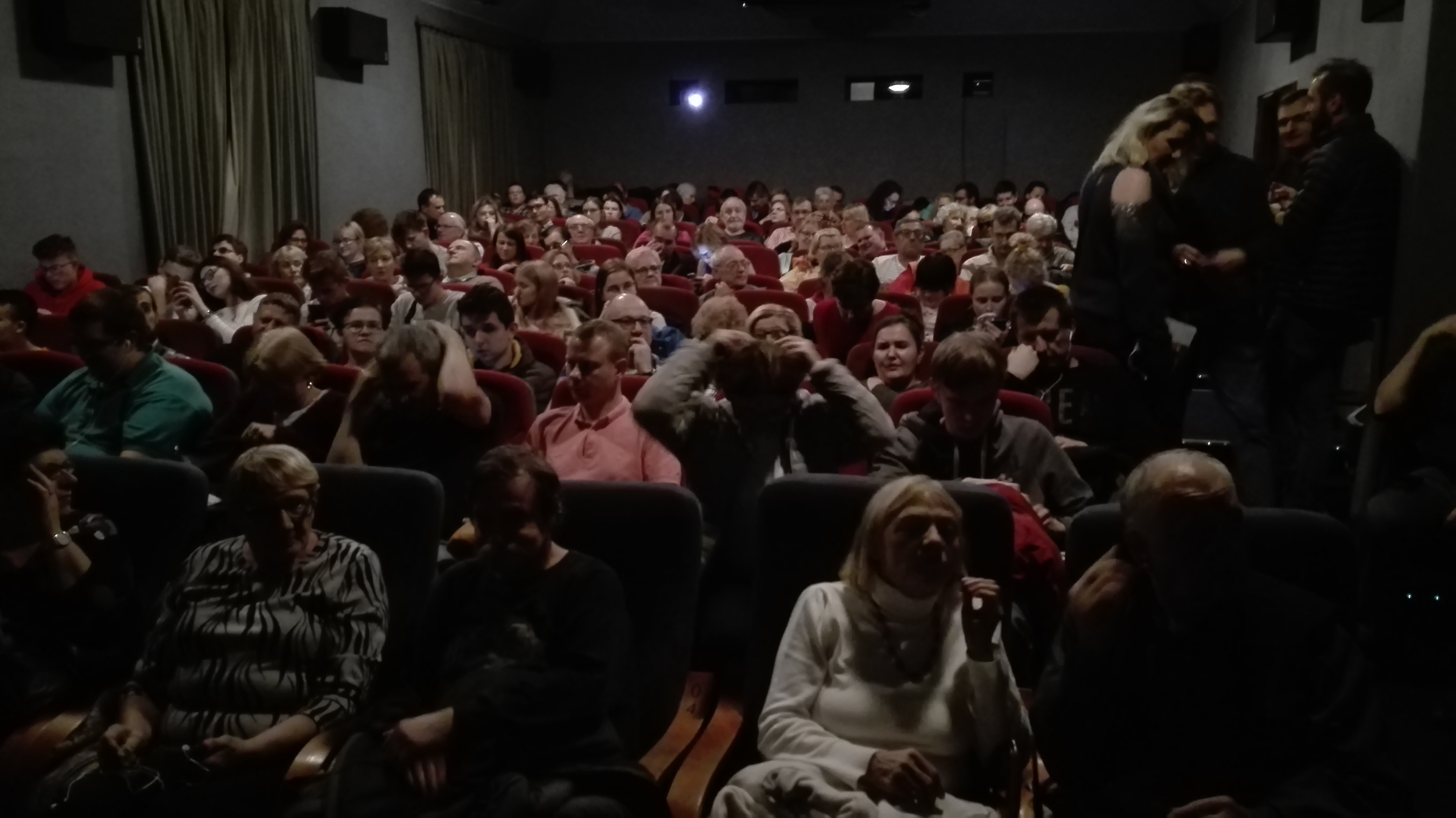 Sala w kinie Pod Baranami pęka w szwach.