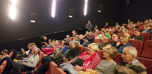 Widzowie w oczekiwaniu na film