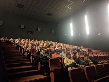 Pełna sala widzów w Kinie Helios